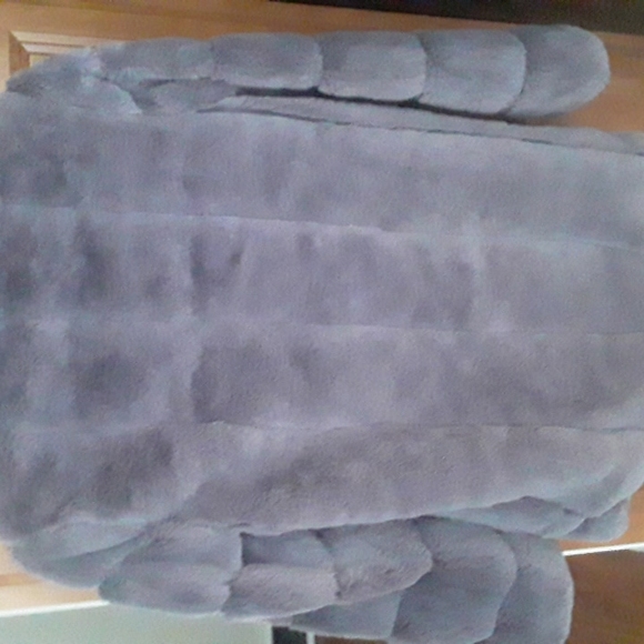TODAY On SALE.   NWOT Faux Fur Jacket size medium. - Picture 3 of 4